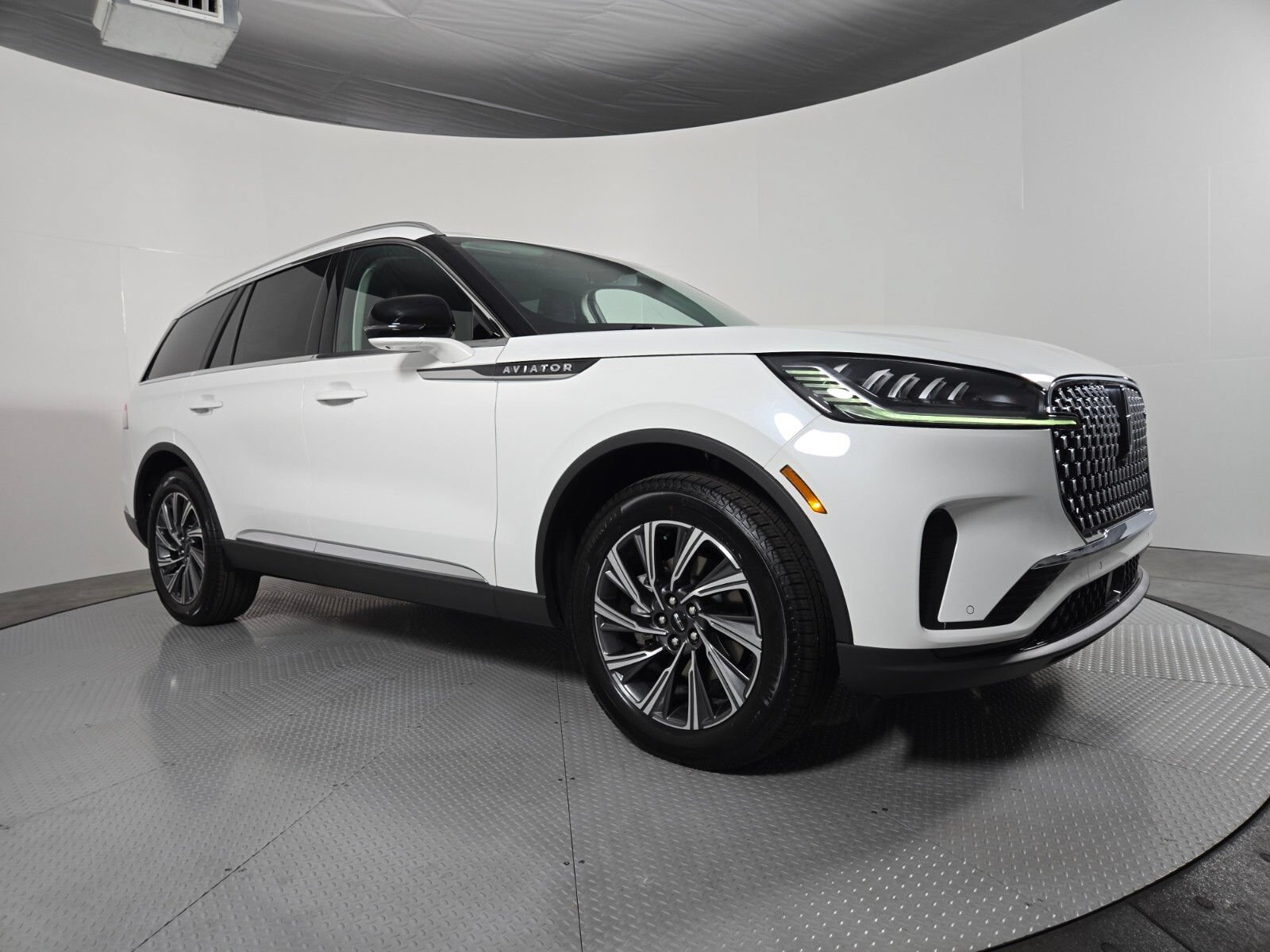 New 2026 Lincoln Aviator AWD image 2