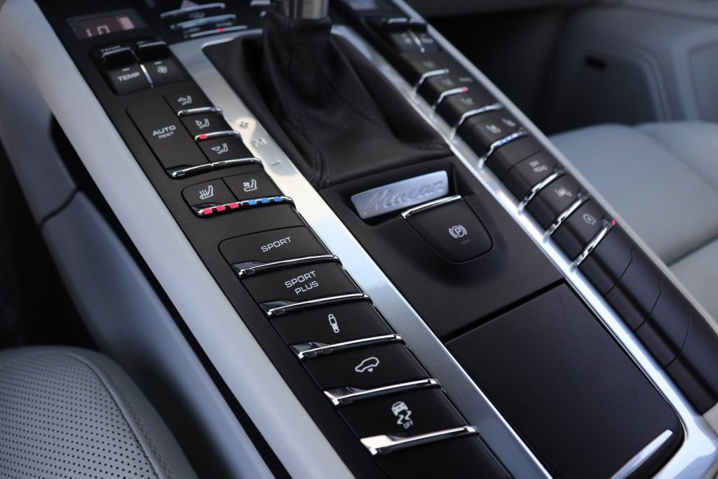 Used 2018 Porsche Macan Turbo AWD/4WD image 56