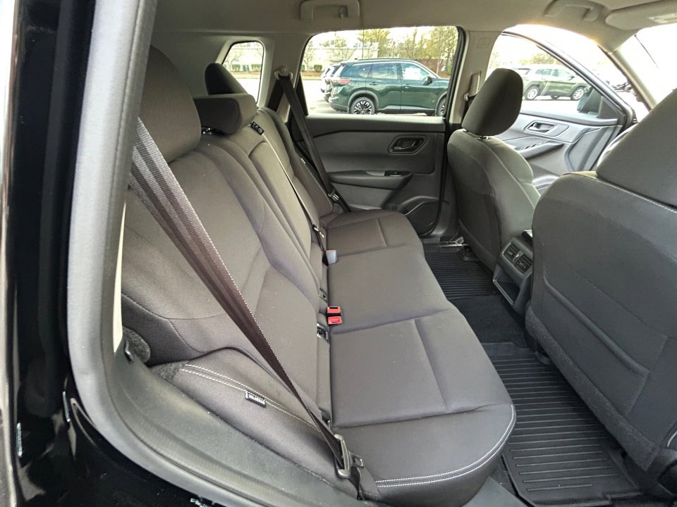 Used 2025 Nissan Rogue S image 29