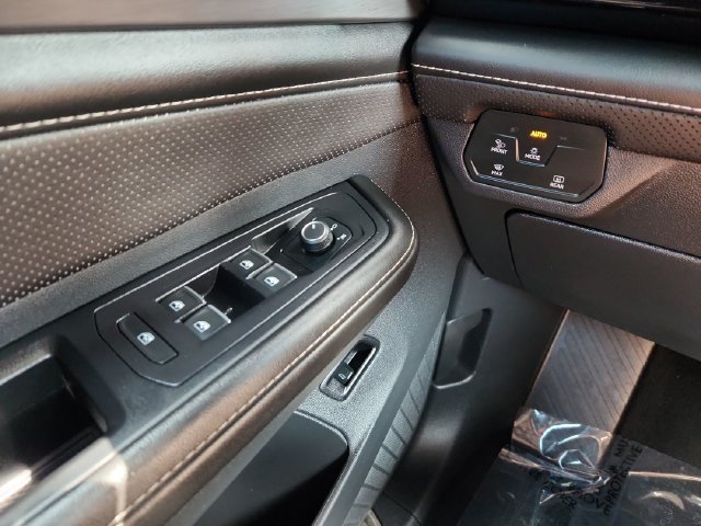 Used 2024 Volkswagen Atlas Cross Sport SE FWD image 36