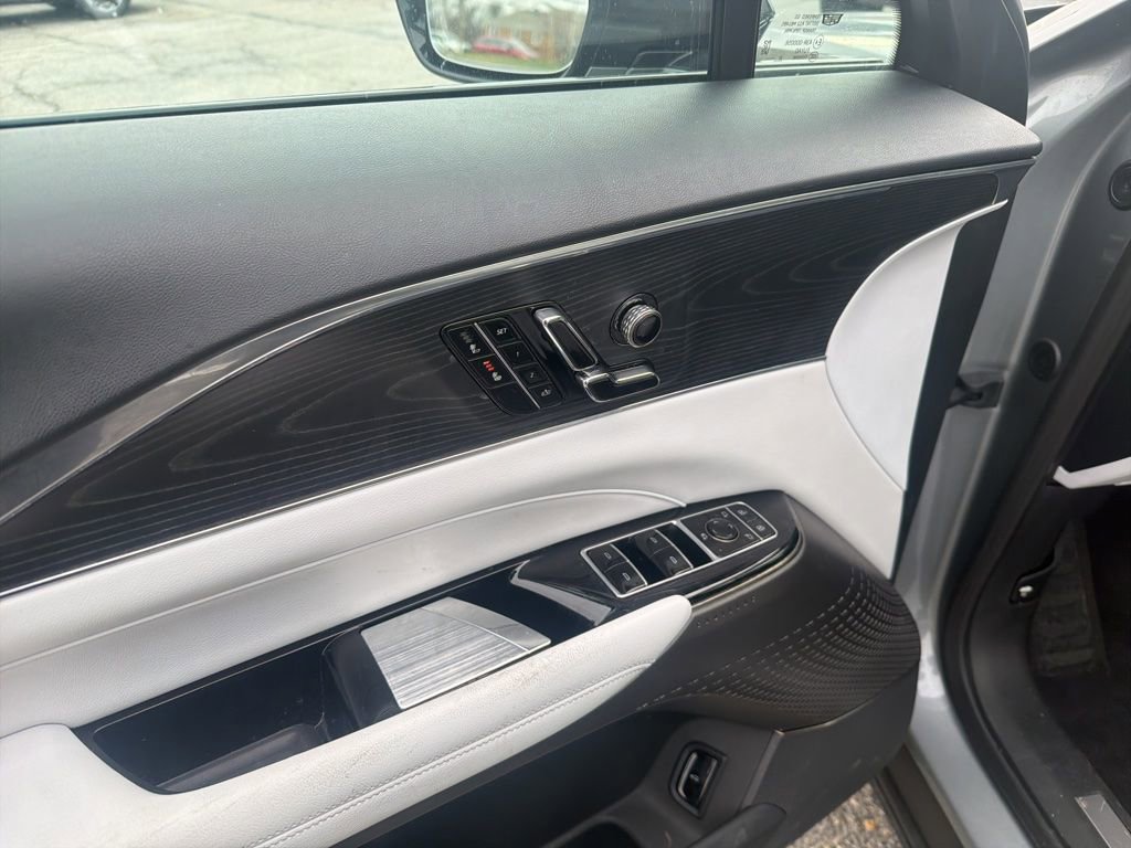 Used 2024 Cadillac Lyriq Luxury image 16