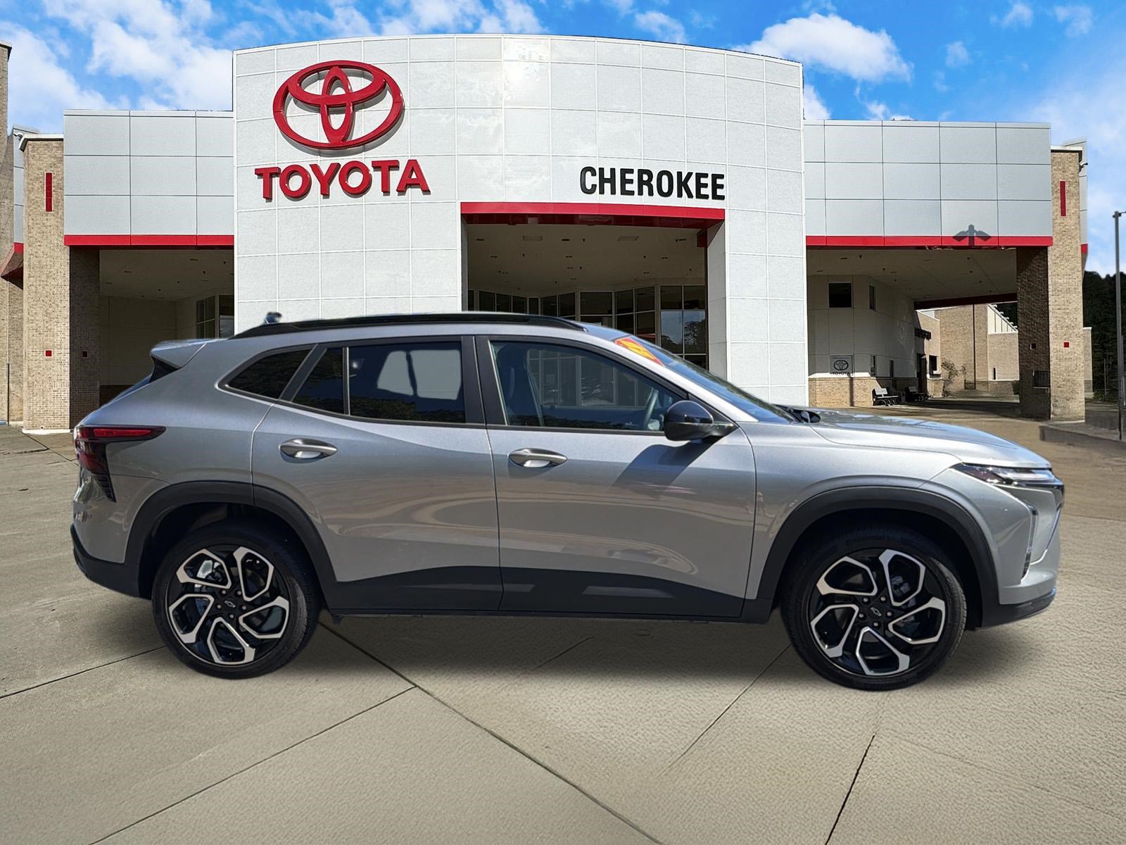 Used 2025 Chevrolet Trax RS w/ Sunroof Package FWD image 4