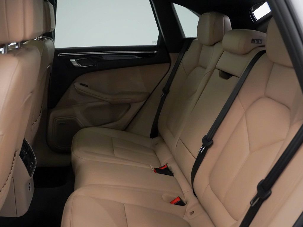 Certified 2025 Porsche Macan image 18
