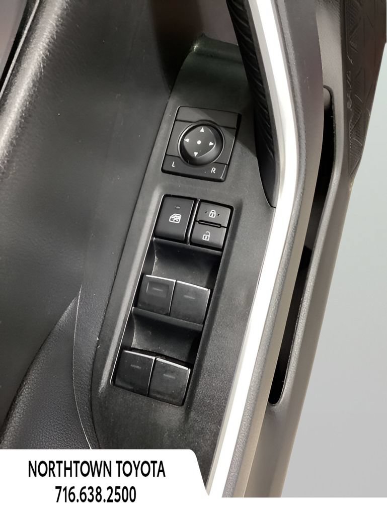 Used 2025 Toyota RAV4 XLE AWD/4WD image 19