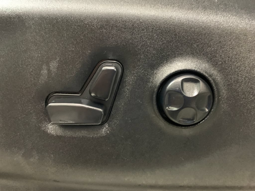 Used 2018 Chrysler Pacifica Touring-L FWD image 18