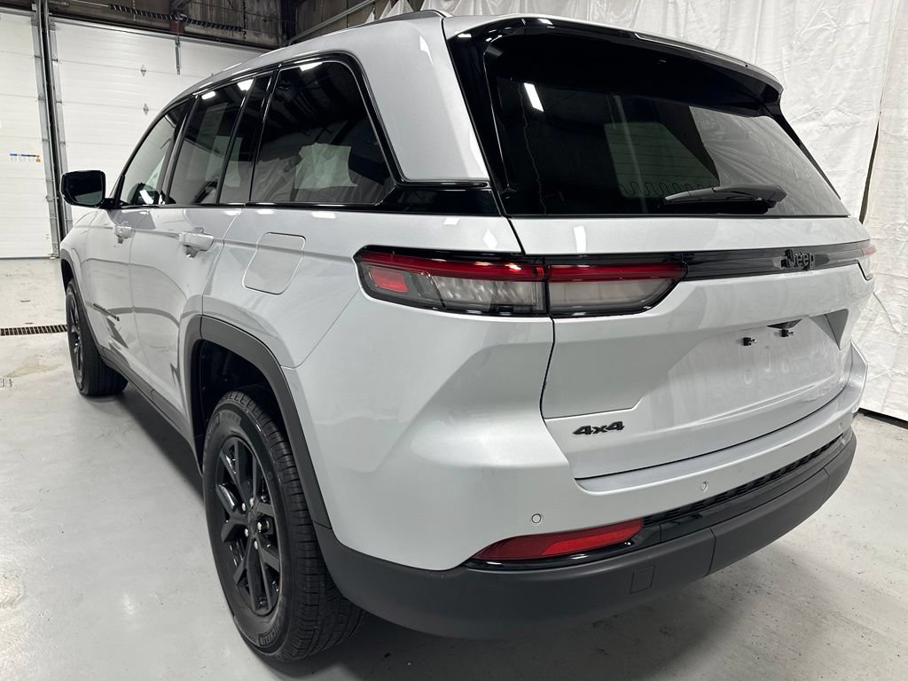 Used 2025 Jeep Grand Cherokee Altitude AWD/4WD image 5