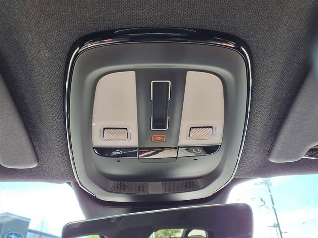 Used 2025 Volvo XC40 B5 Core image 17