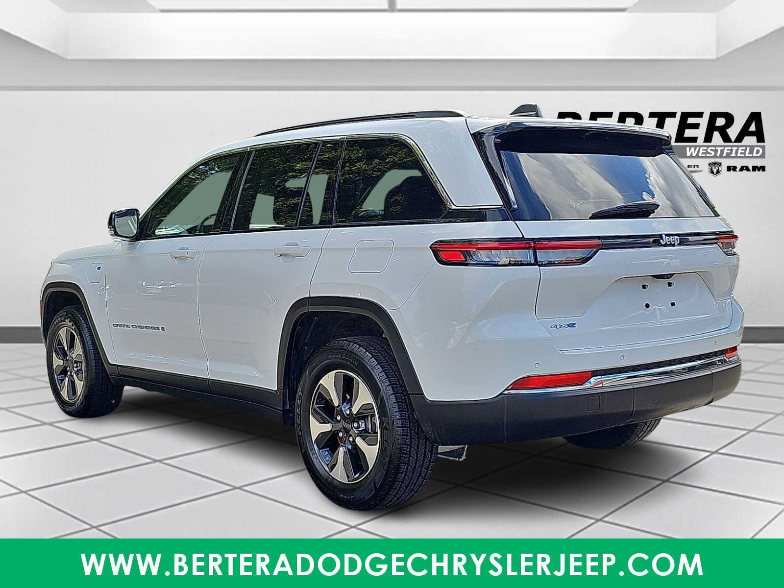 Used 2024 Jeep Grand Cherokee Limited 4xe AWD/4WD image 4