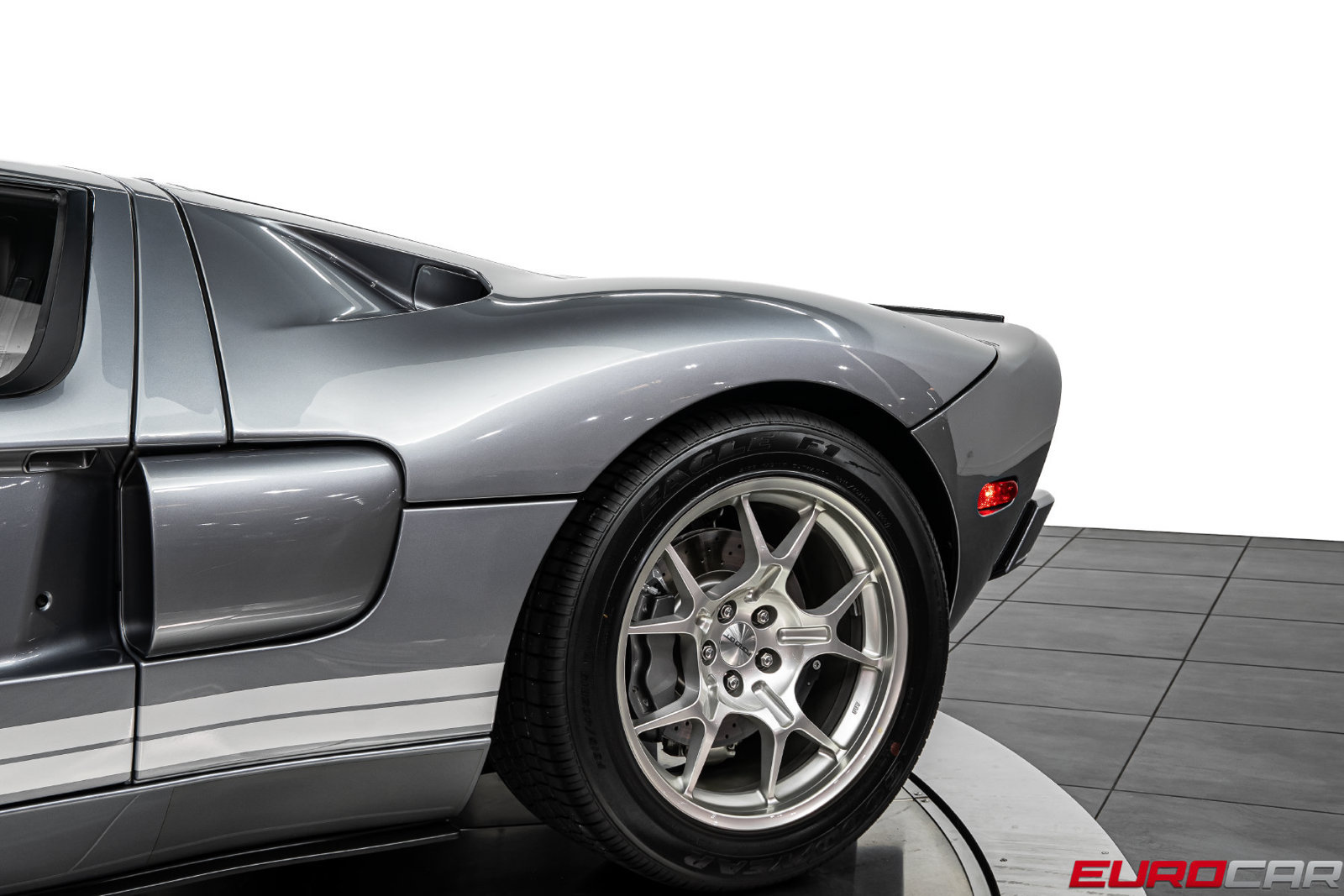 Used 2006 Ford GT RWD image 17