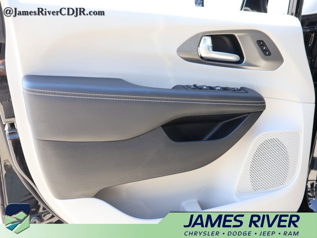 Used 2024 Chrysler Pacifica Touring-L FWD image 20