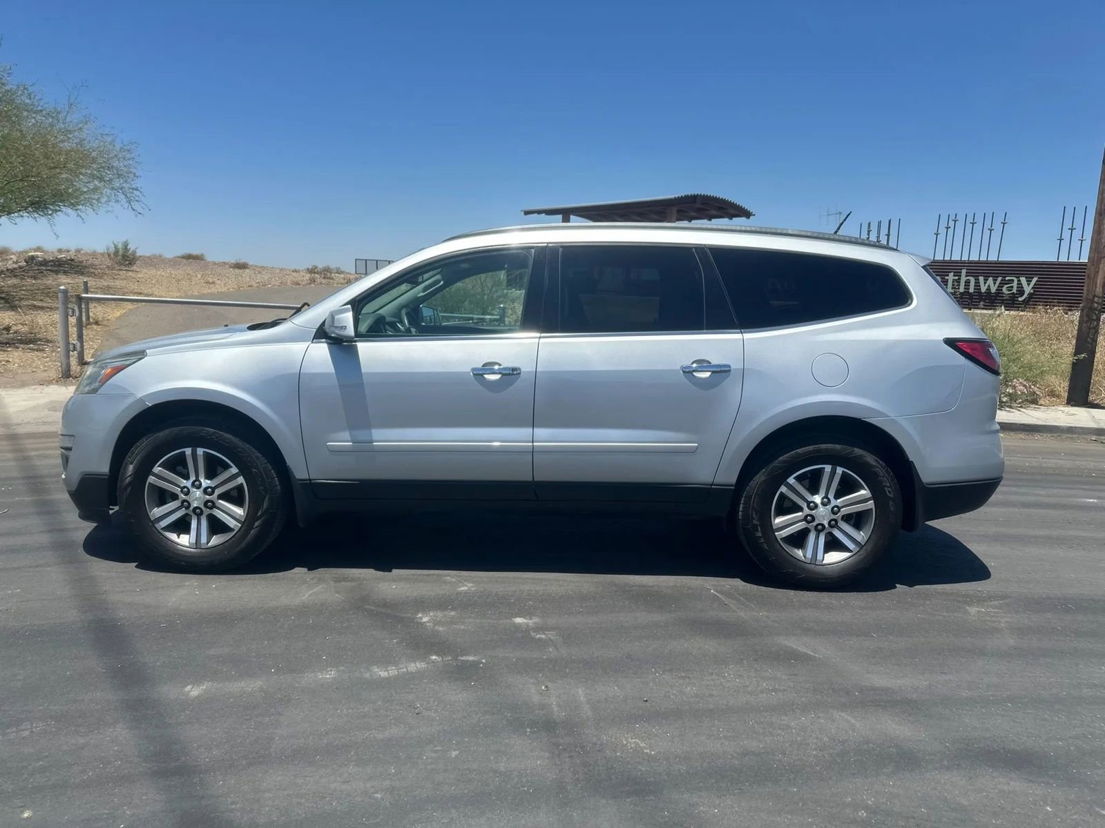 Used 2017 Chevrolet Traverse LT FWD image 5