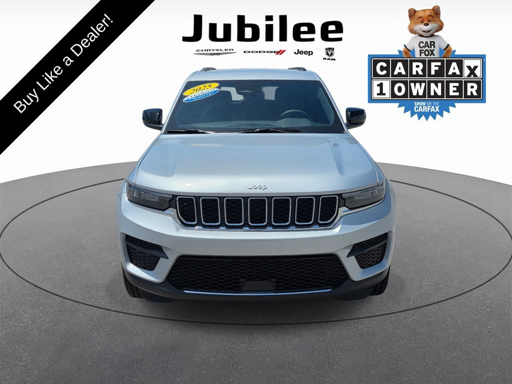 Used 2025 Jeep Grand Cherokee Laredo w/ Luxury Tech Group I AWD/4WD image 2