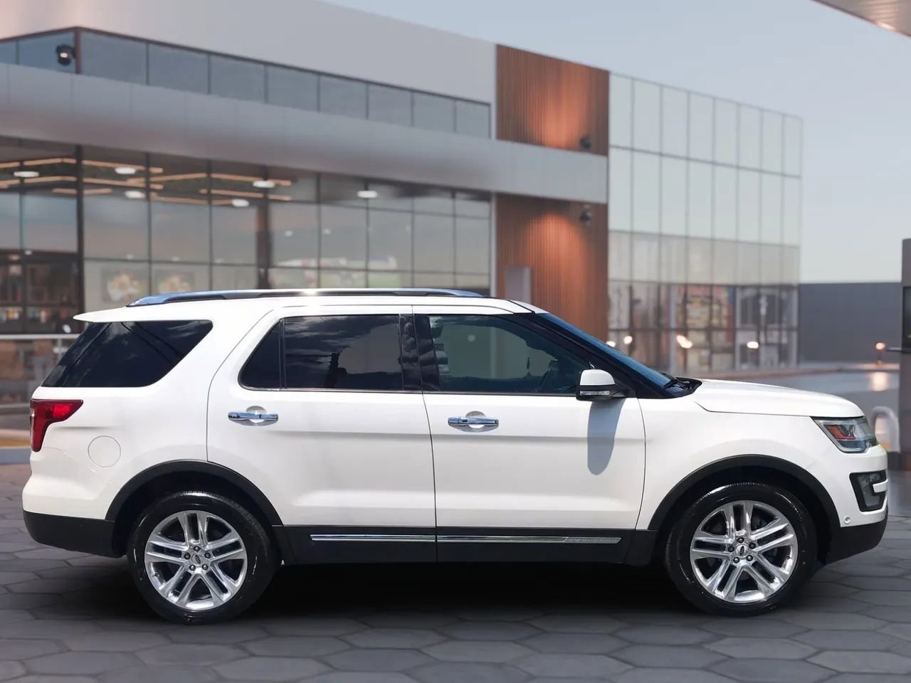 Used 2017 Ford Explorer Limited w/ Equipment Group 301A AWD/4WD image 5