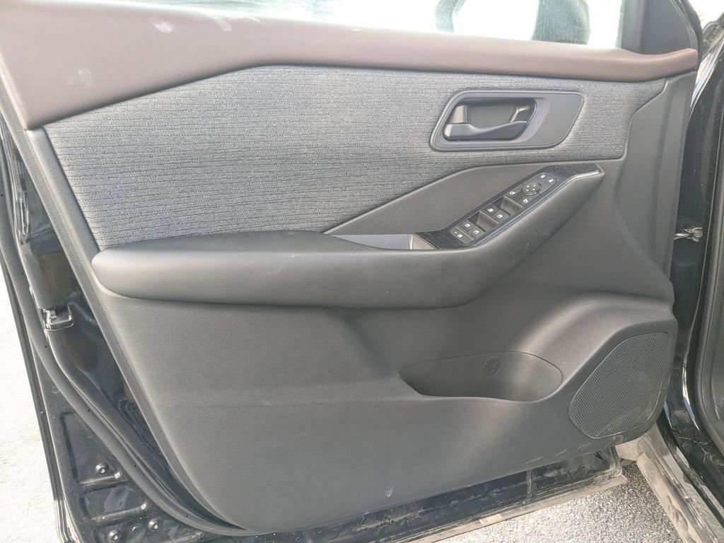 Used 2023 Nissan Rogue S image 13