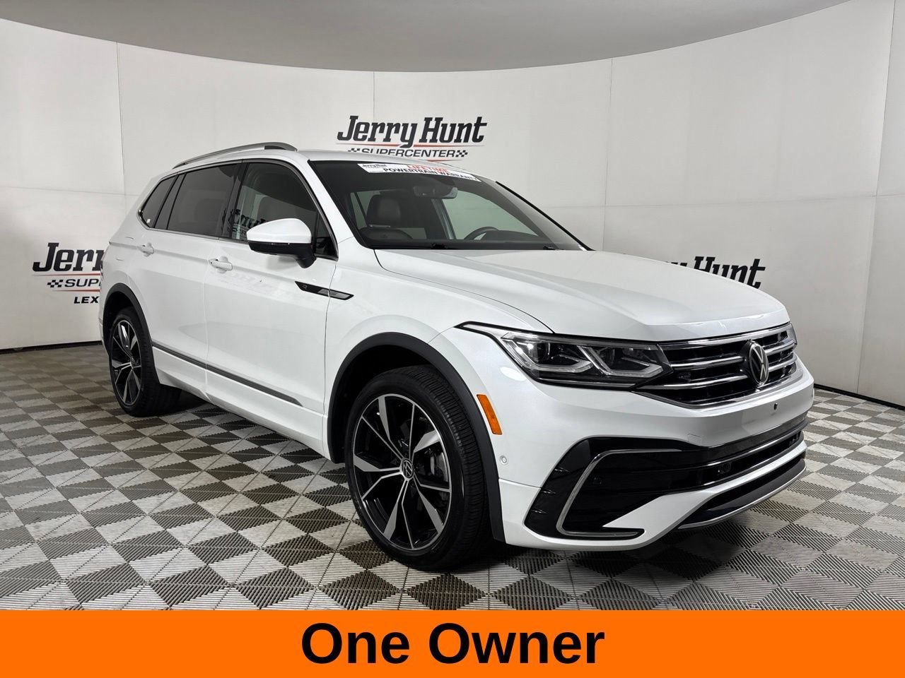 Used 2024 Volkswagen Tiguan SEL R-Line AWD/4WD image 4