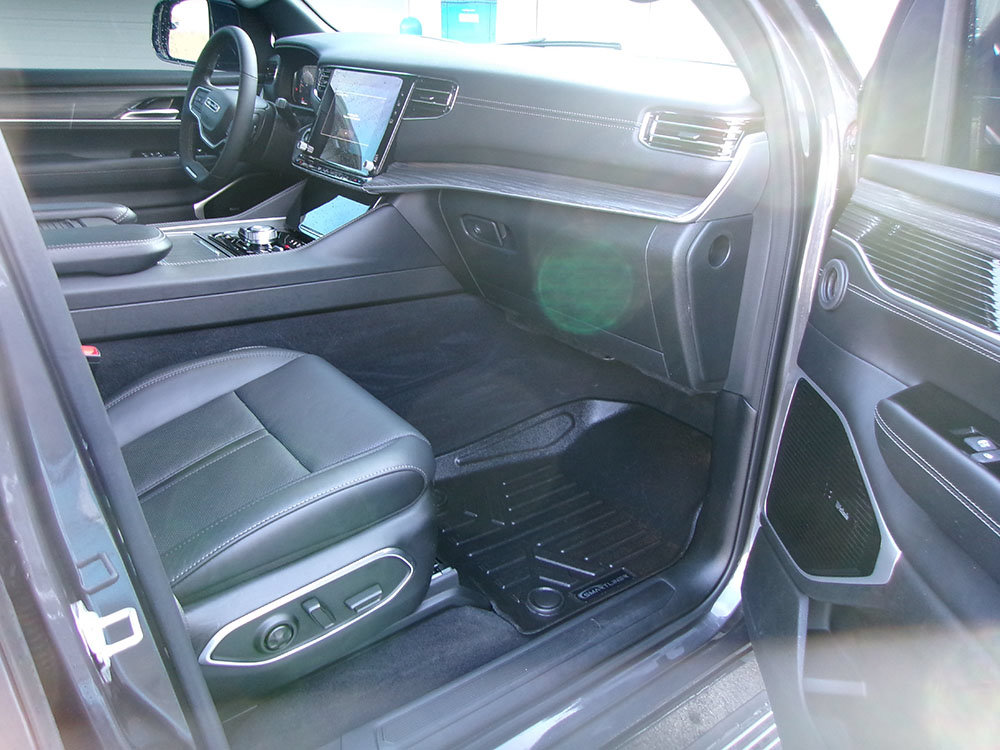 Used 2023 Jeep Wagoneer Series III w/ Premium Group I AWD/4WD image 11