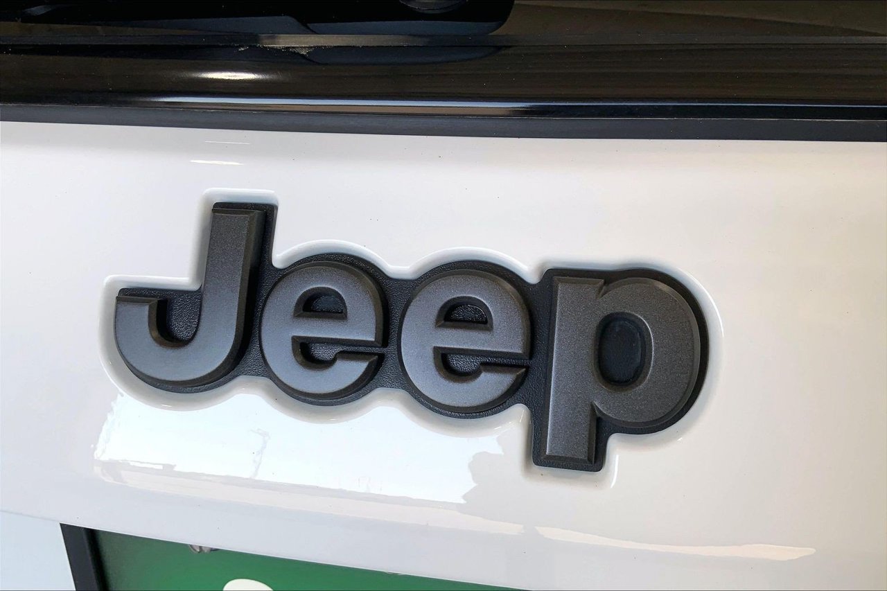 Used 2024 Jeep Compass Latitude w/ Altitude Special Edition AWD/4WD image 7
