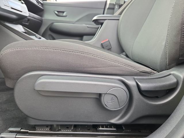 Used 2025 Hyundai Kona SE image 12