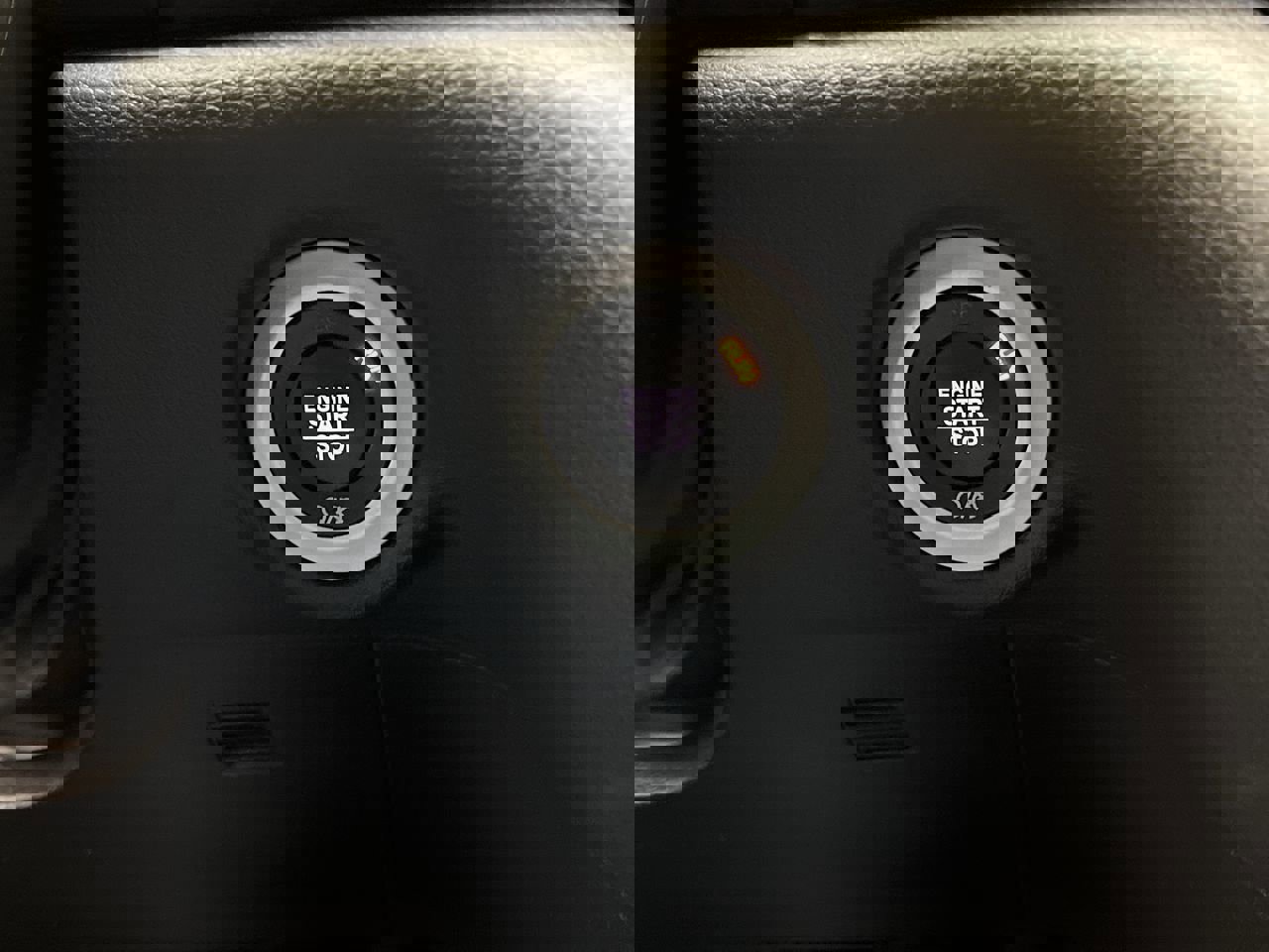 Used 2025 Chrysler Pacifica Select image 20