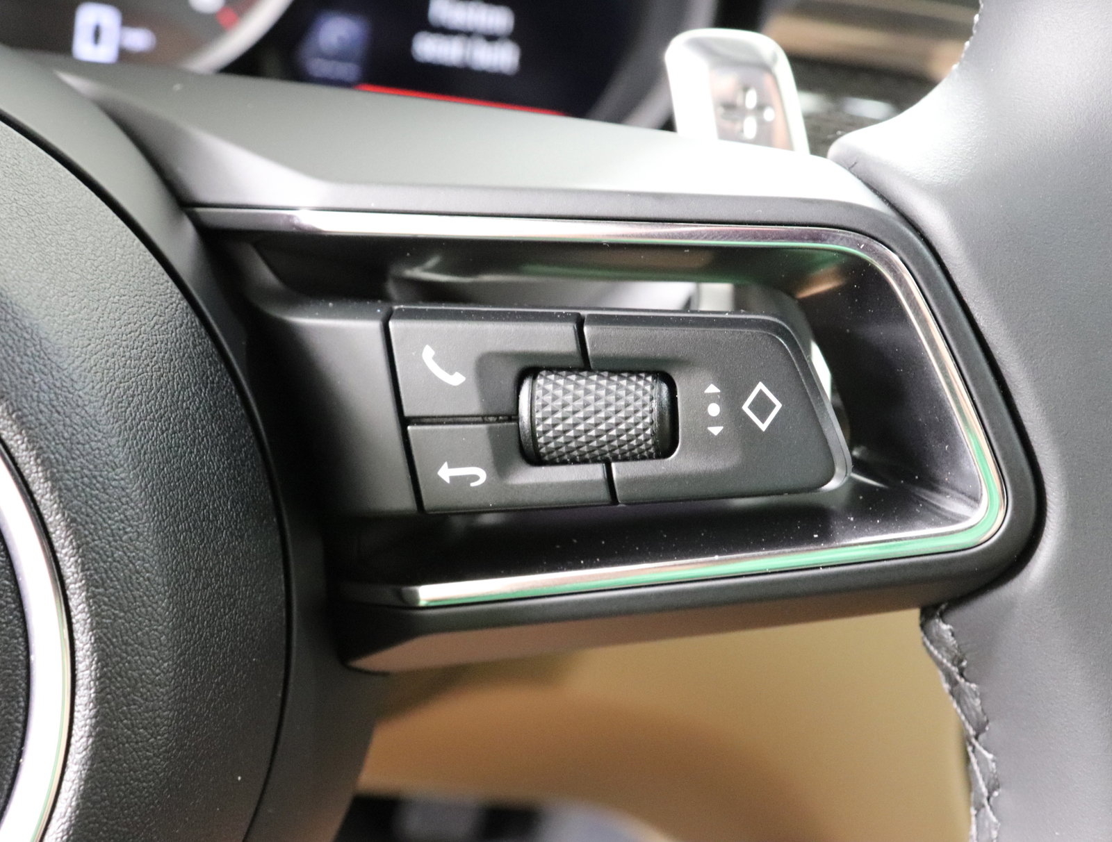 Used 2025 Porsche Macan image 36