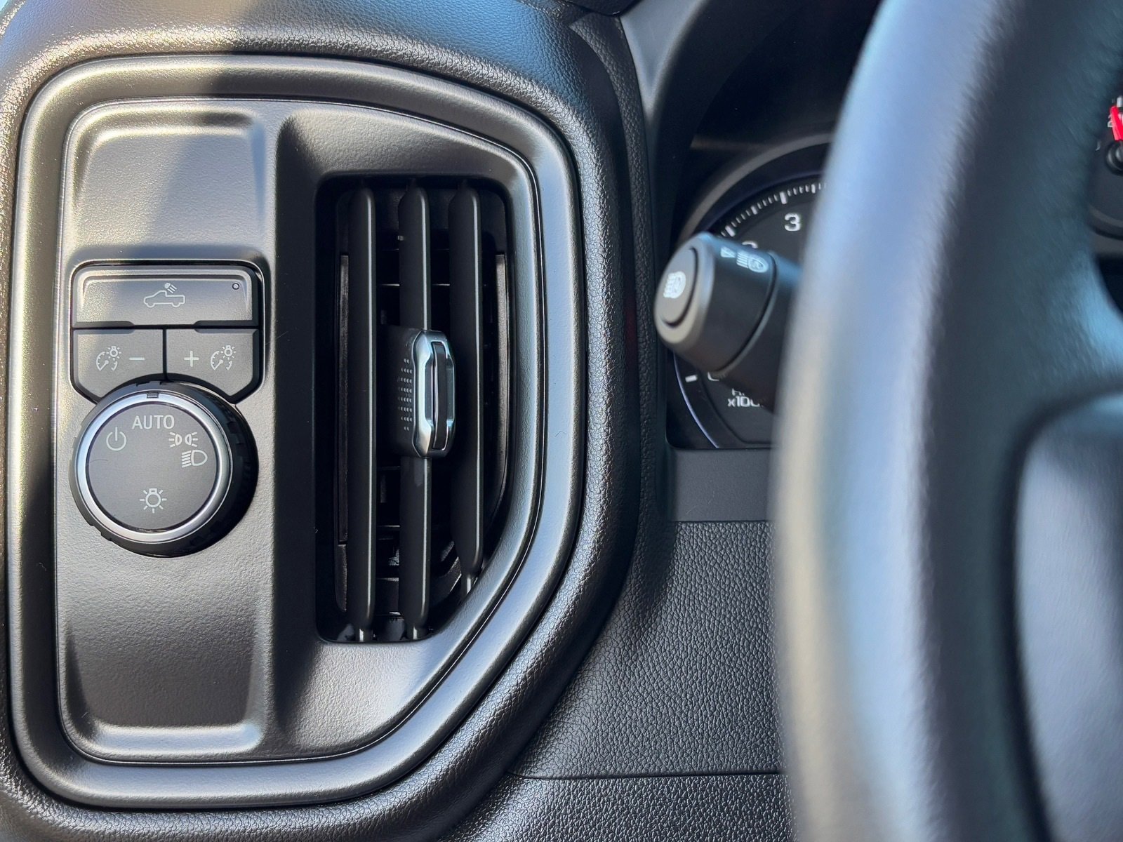 Used 2025 Chevrolet Silverado 1500 Custom image 28