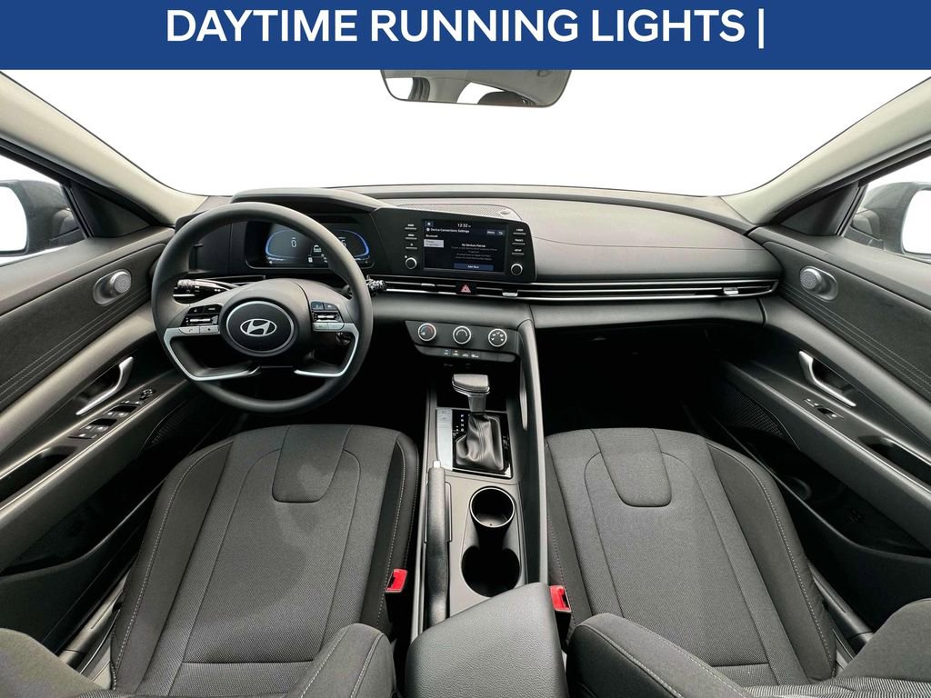 Used 2025 Hyundai Elantra SE image 15