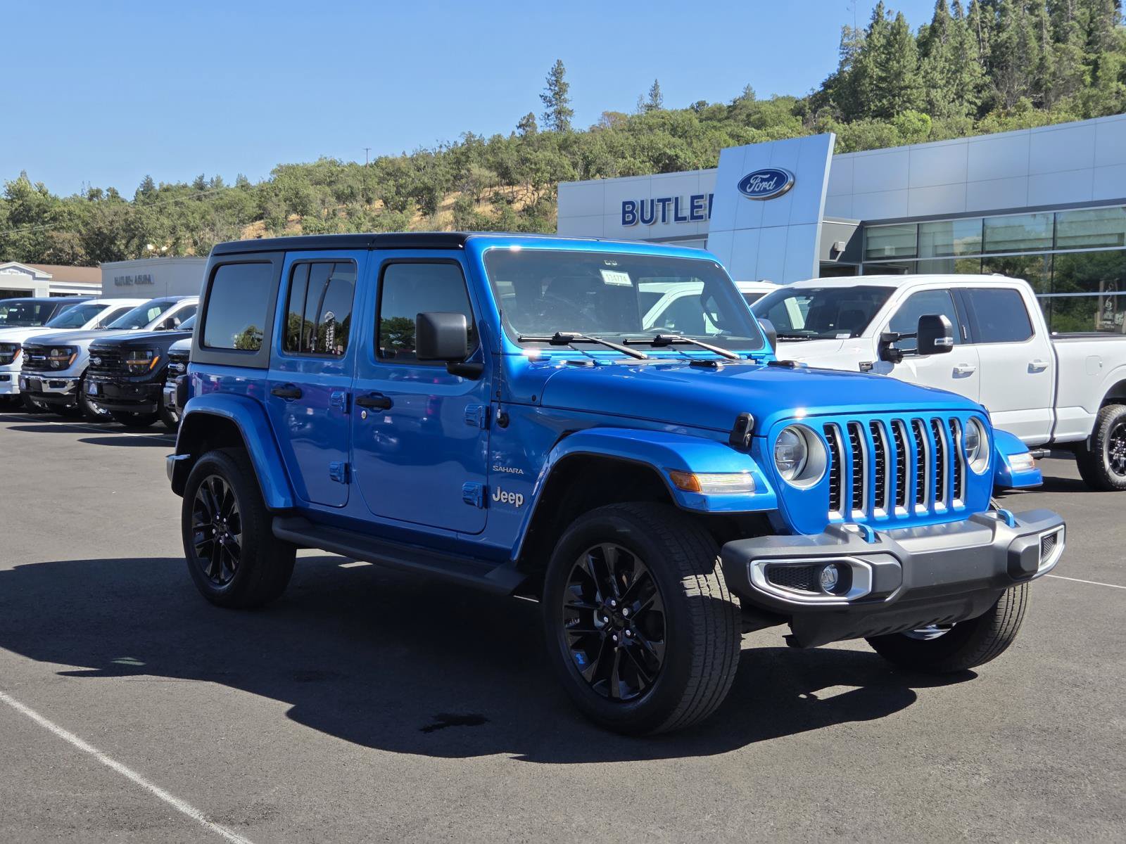 Used 2023 Jeep Wrangler Unlimited Sahara AWD/4WD image 3