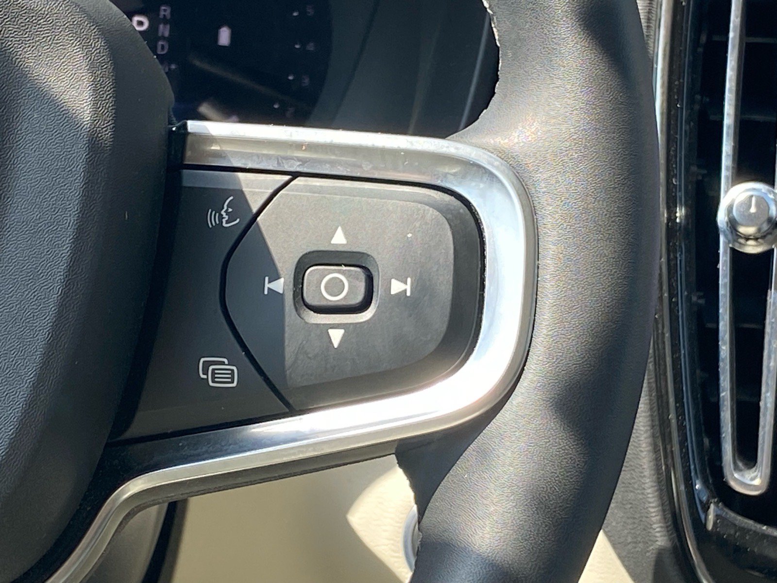 Used 2023 Volvo XC40 B5 Plus AWD/4WD image 5