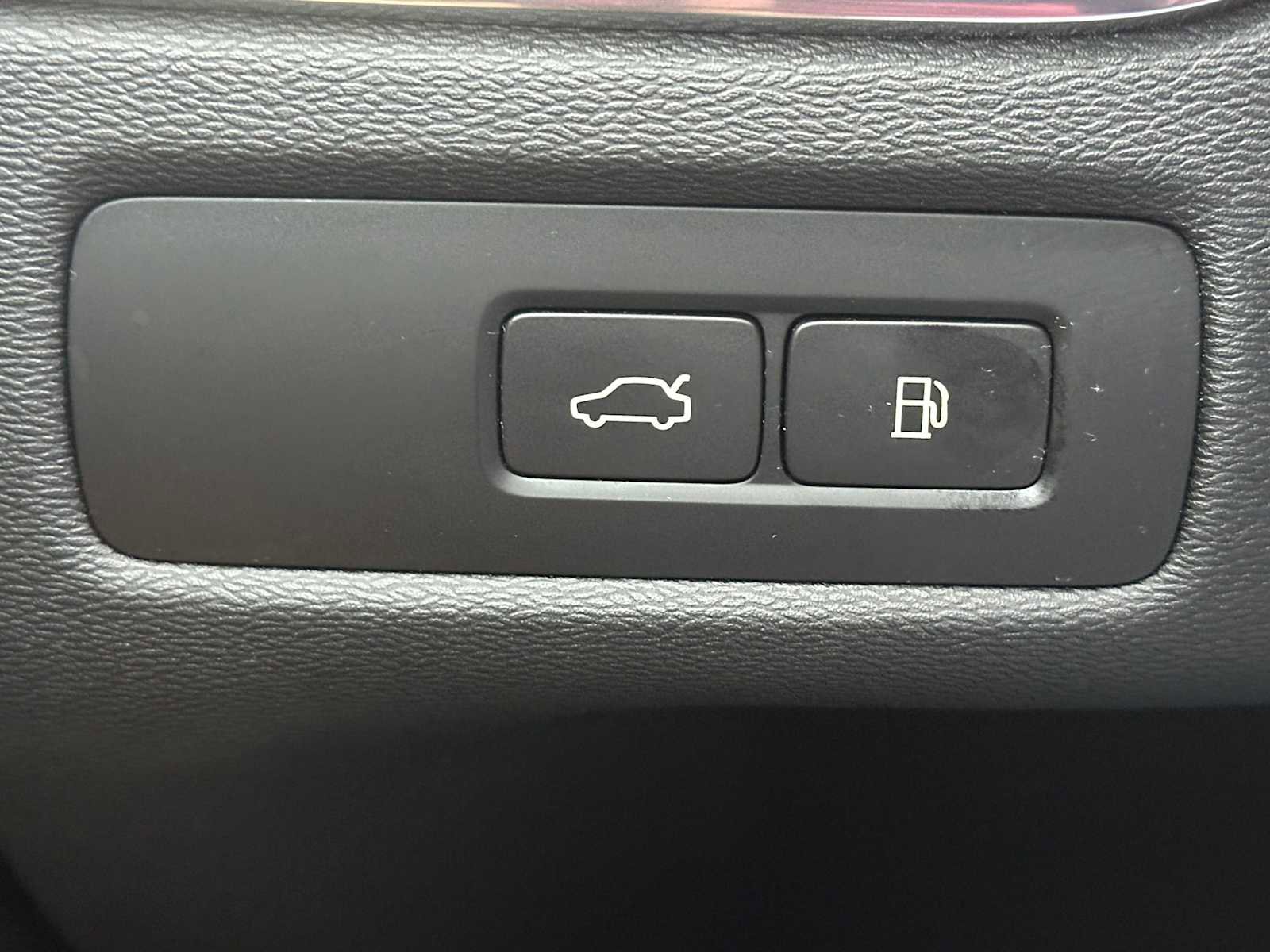 Certified 2023 Volvo XC60 T8 Ultimate w/ Climate Package image 32