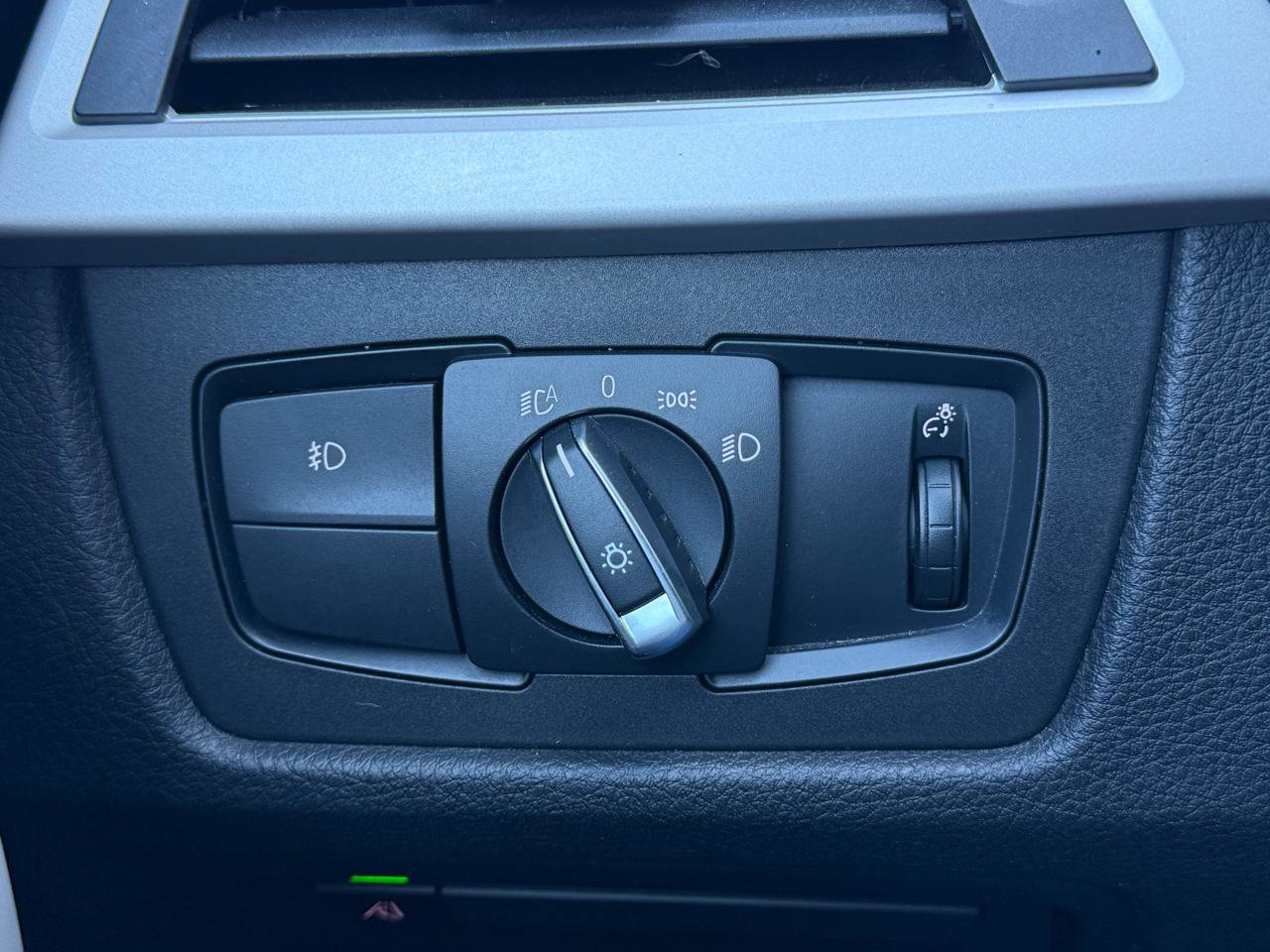 Used 2018 BMW 320i xDrive Sedan w/ Convenience Package image 34