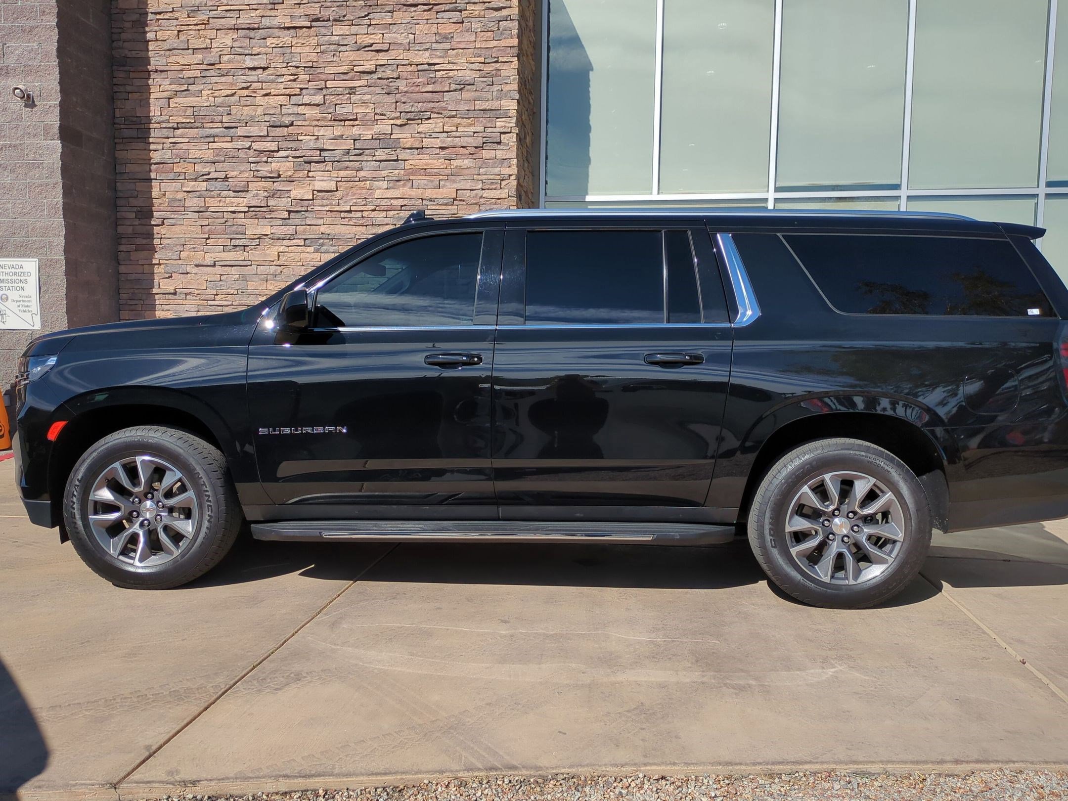 Used 2024 Chevrolet Suburban LT image 2