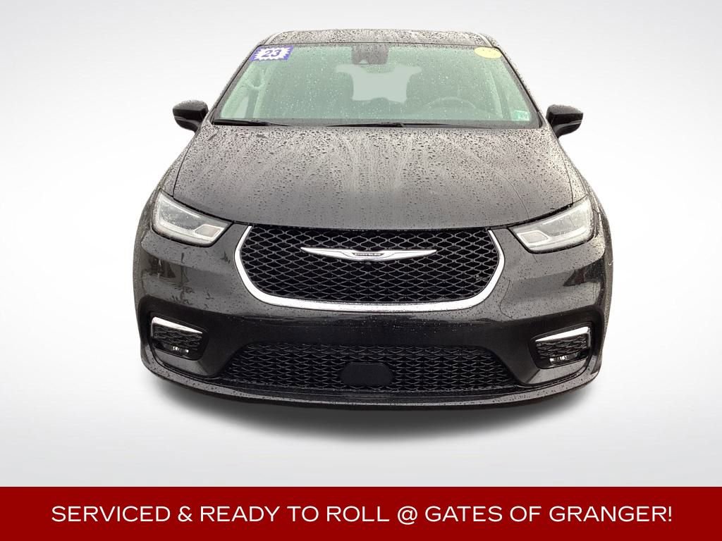 Used 2023 Chrysler Pacifica Touring-L image 3