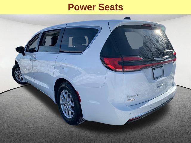 Used 2024 Chrysler Pacifica Touring-L image 10