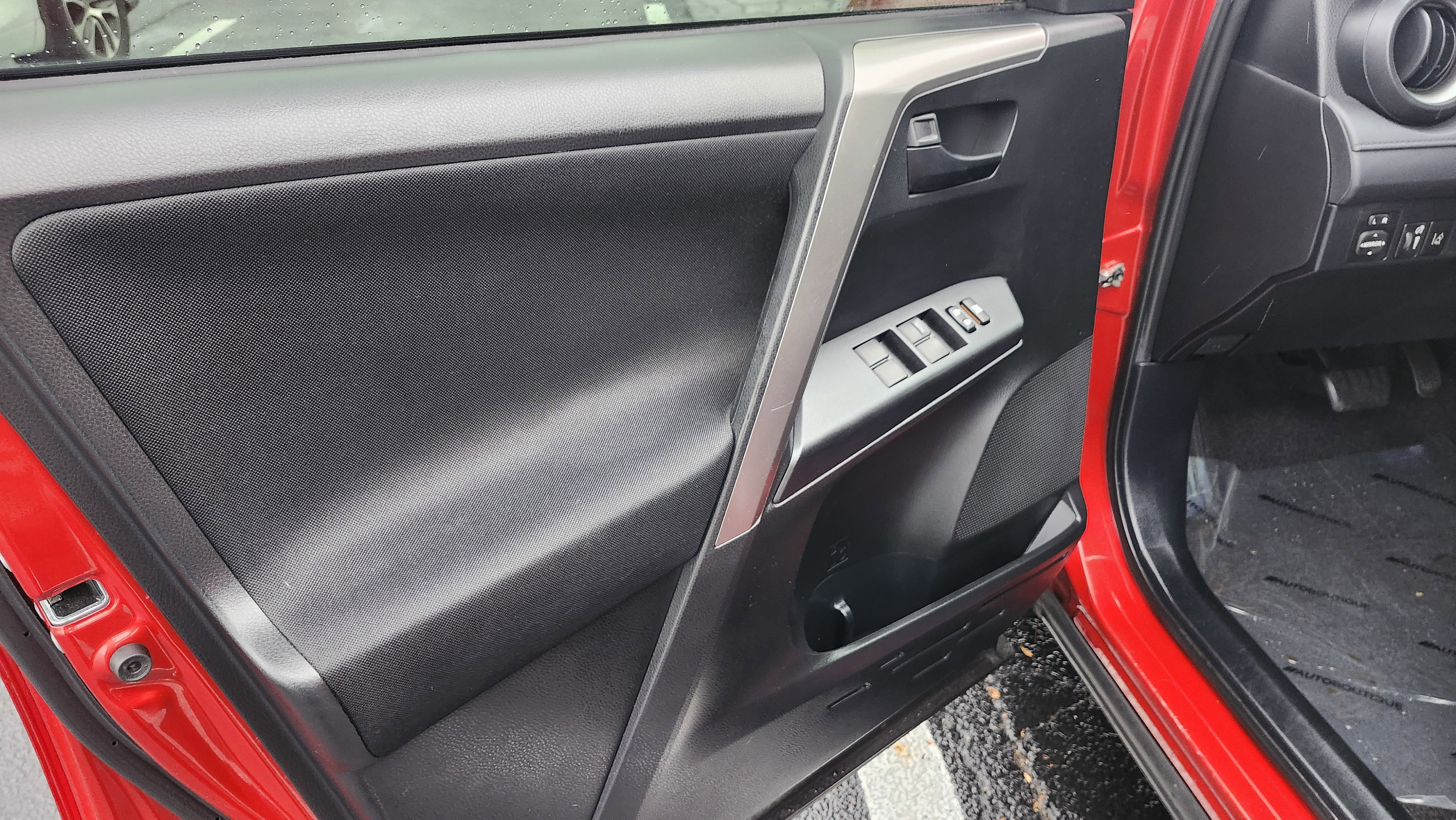 Used 2017 Toyota RAV4 LE image 19