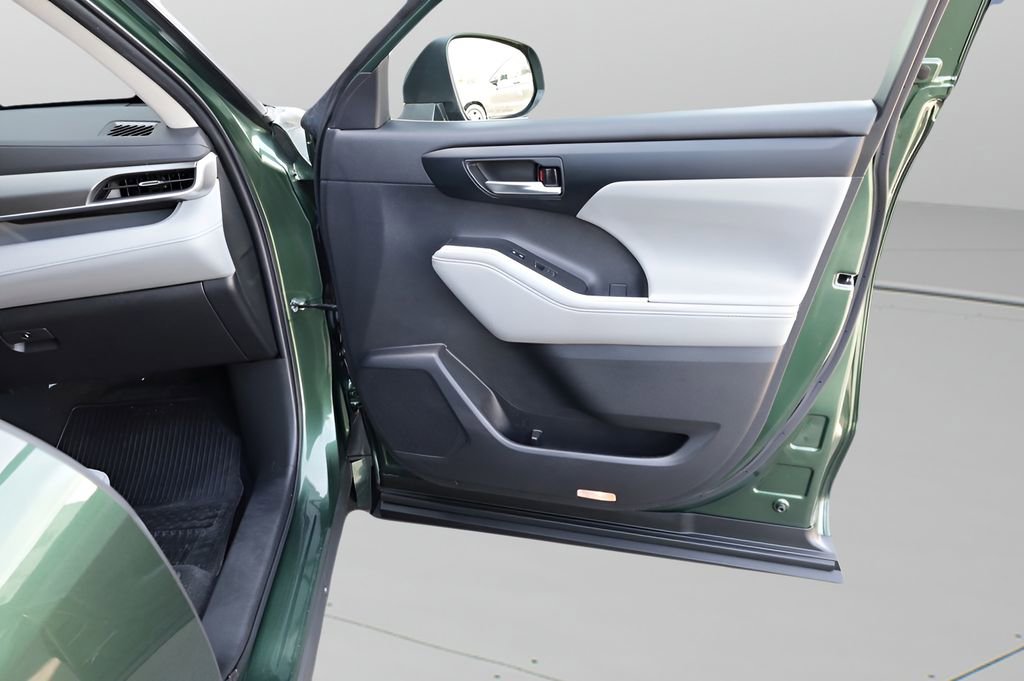 Used 2023 Toyota Highlander XLE AWD/4WD image 17