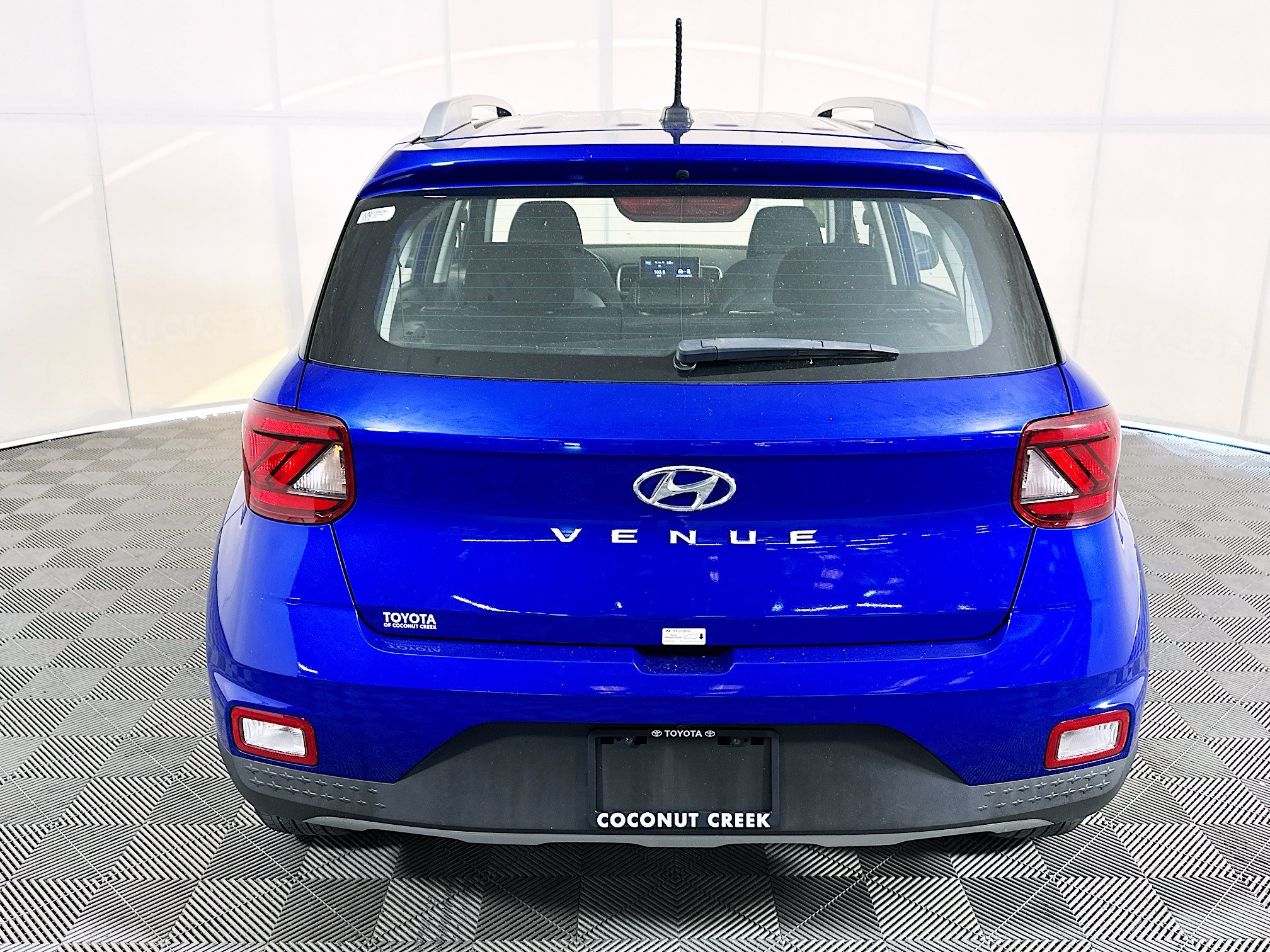 Used 2025 Hyundai Venue SEL FWD image 4