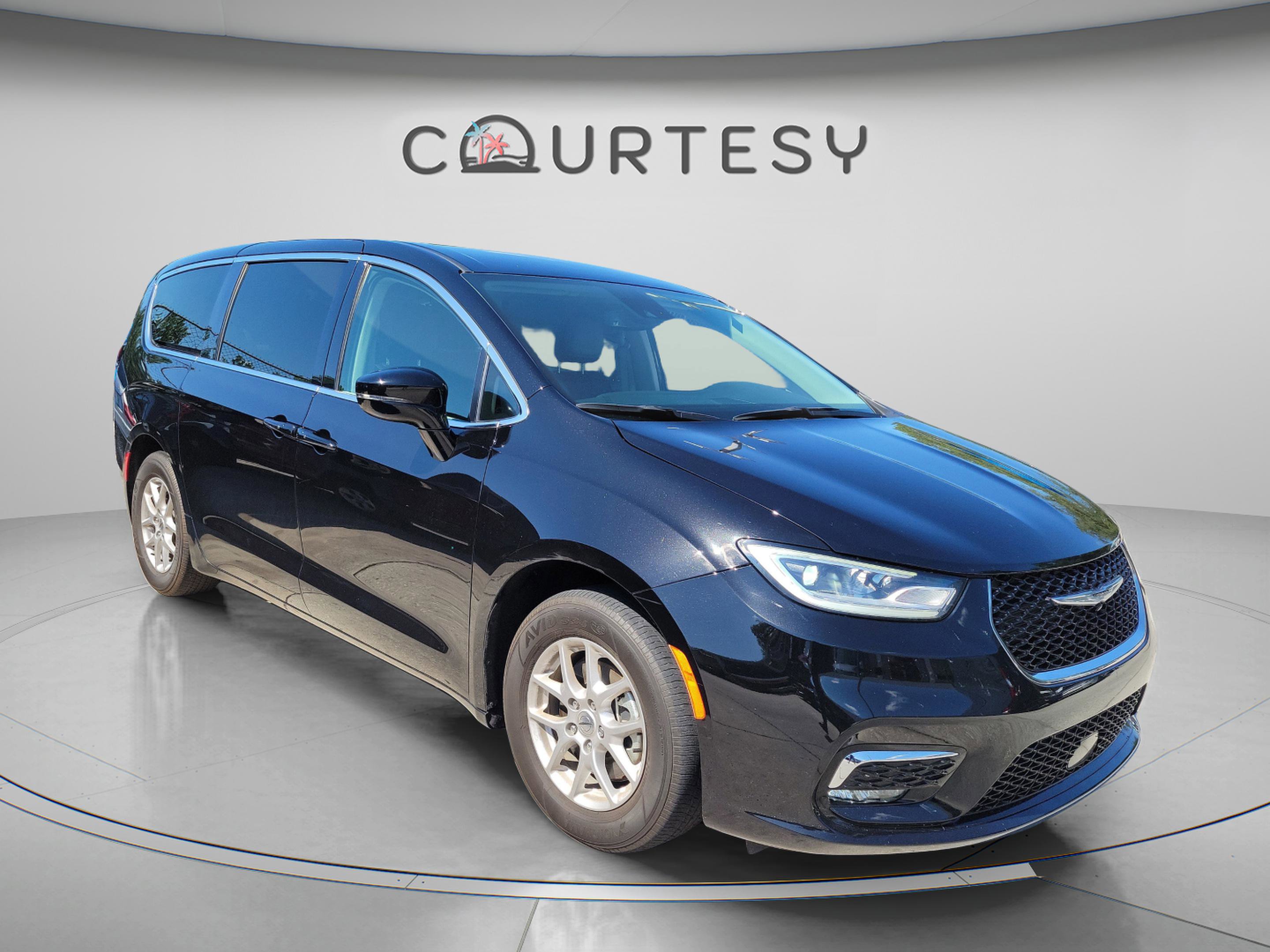 Used 2024 Chrysler Pacifica Touring-L w/ Uconnect Theater Family Group FWD image 4
