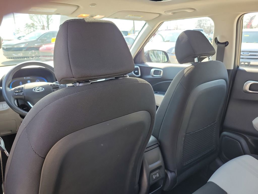 Used 2025 Hyundai Venue SEL image 13