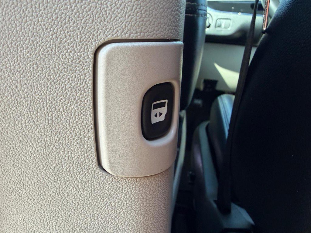 Used 2018 Dodge Grand Caravan SXT image 40