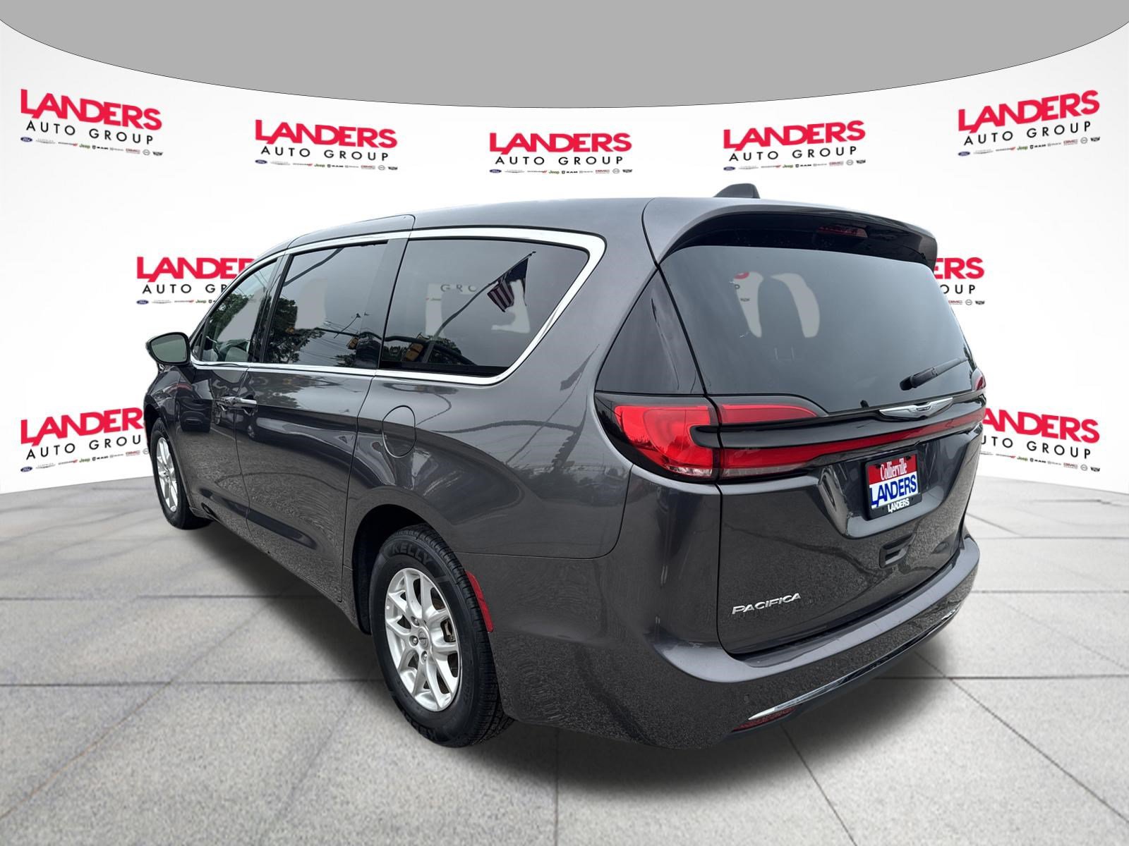 Used 2023 Chrysler Pacifica Touring-L FWD image 5