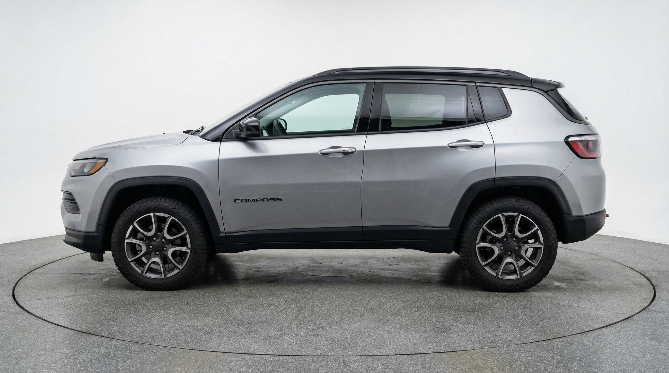 Used 2025 Jeep Compass Trailhawk w/ Trailer Tow Group AWD/4WD image 5