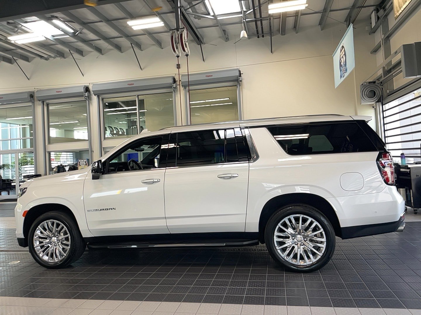 Used 2023 Chevrolet Suburban Premier w/ Advanced Technology Package AWD/4WD image 5