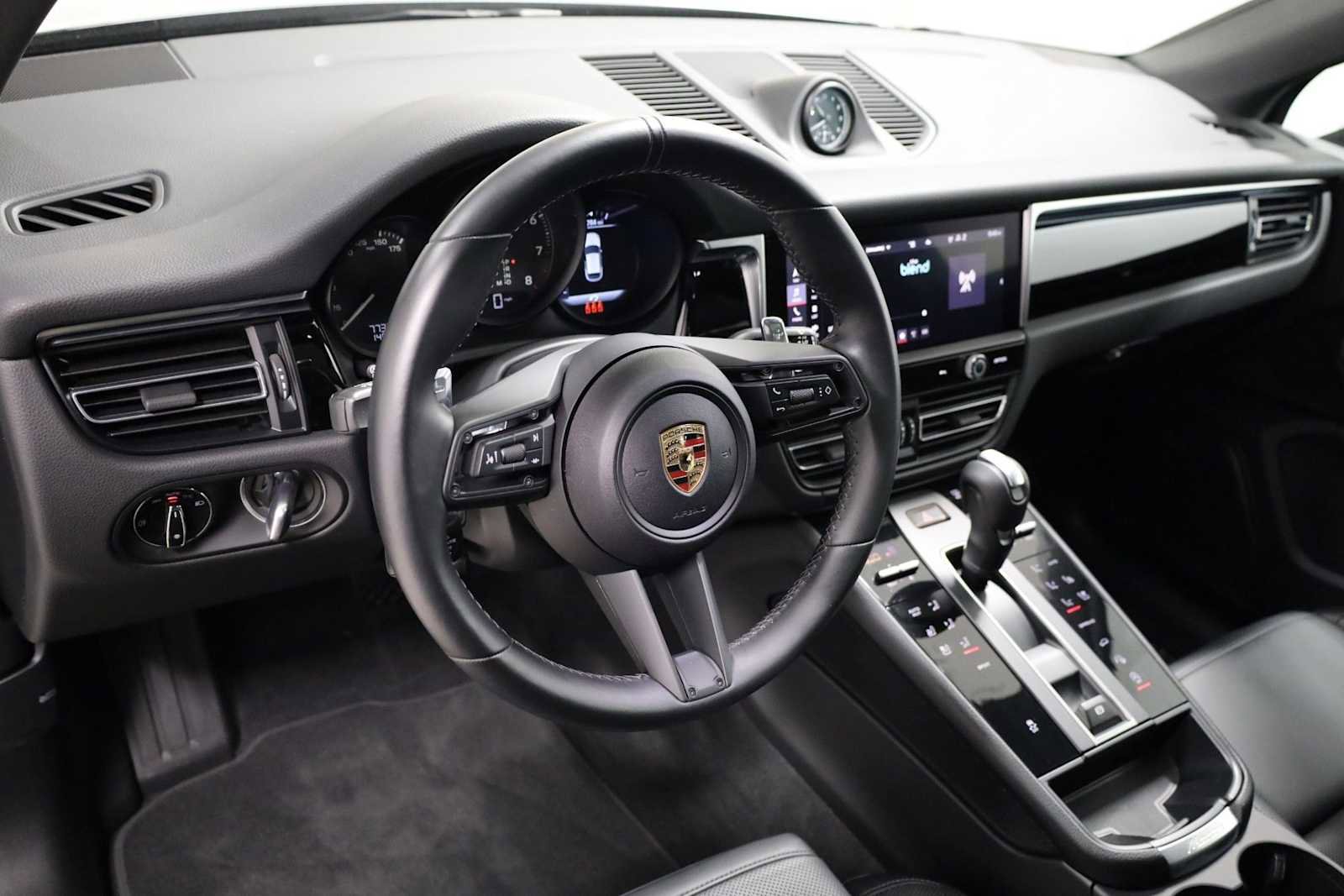 Certified 2024 Porsche Macan AWD/4WD image 4