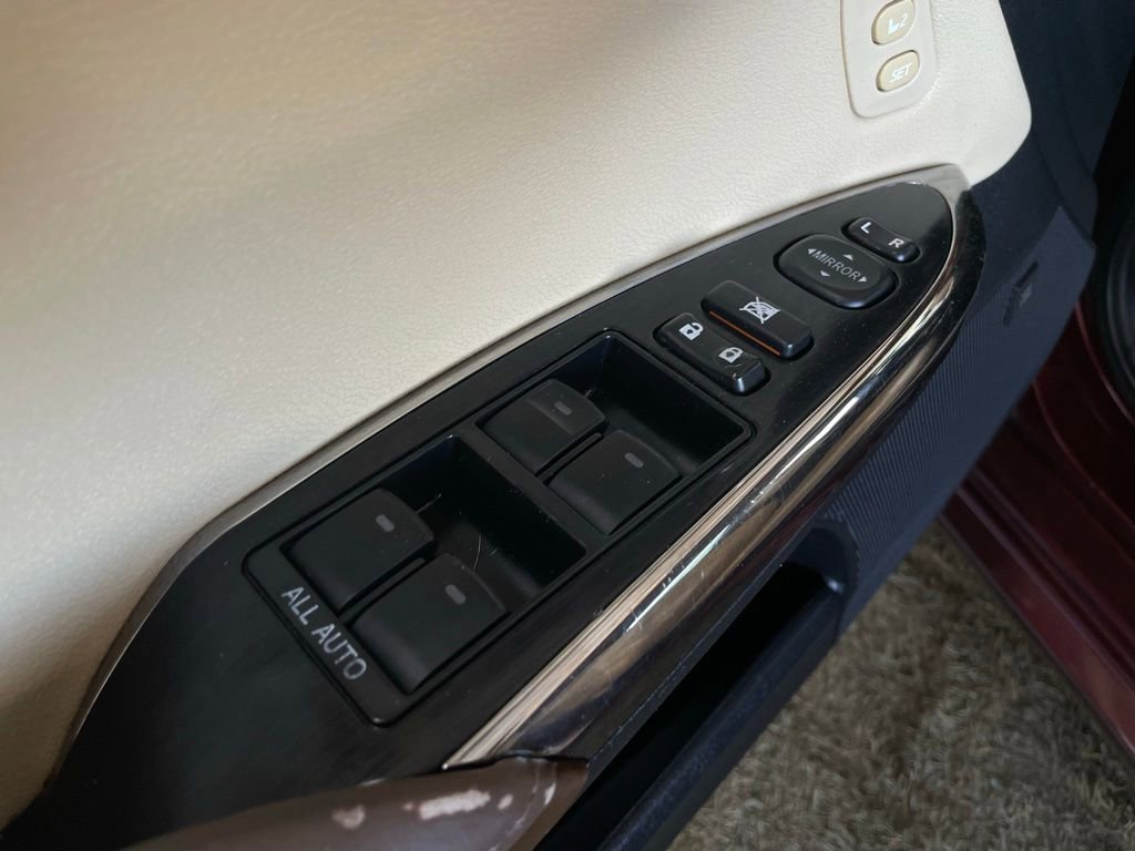 Used 2016 Toyota Avalon Limited image 30