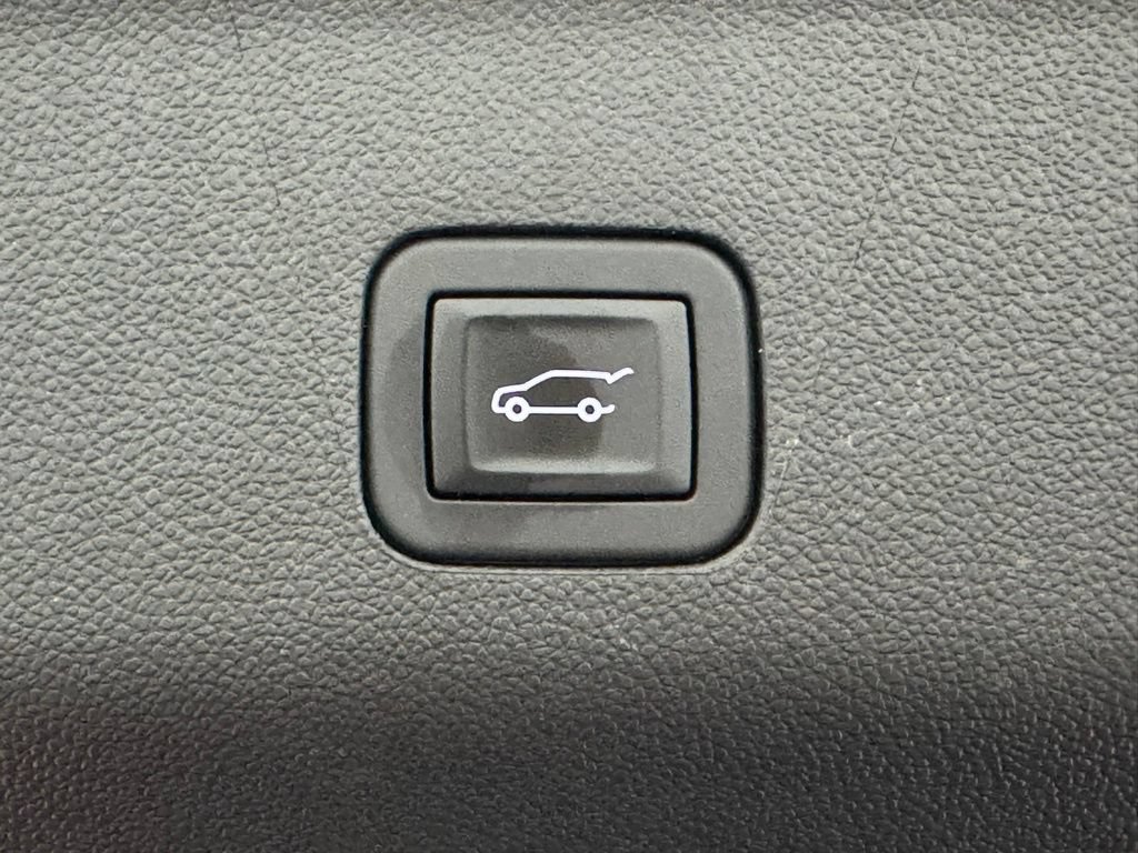 Used 2025 GMC Yukon XL AT4 Ultimate w/ LPO, Illumination Package AWD/4WD image 16