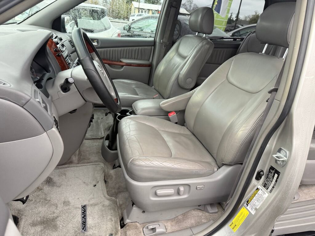 Used 2005 Toyota Sienna XLE Limited image 10