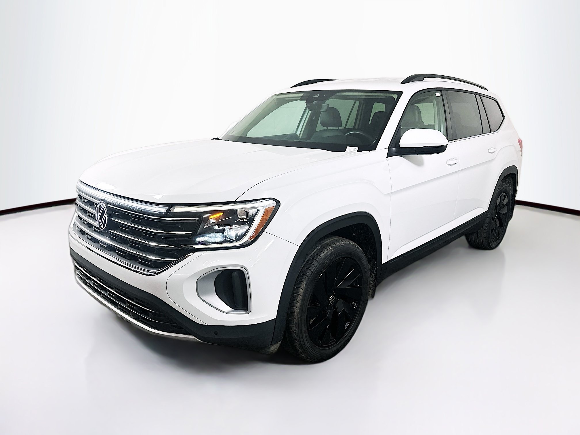 Used 2024 Volkswagen Atlas SE w/ Black Wheel Package FWD image 3