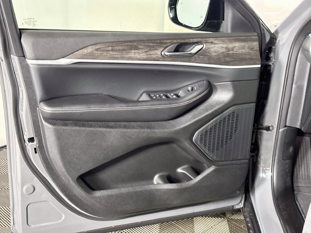 New 2027 Jeep Grand Cherokee Altitude AWD/4WD image 10