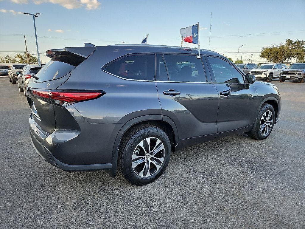 Used 2022 Toyota Highlander XLE FWD image 8