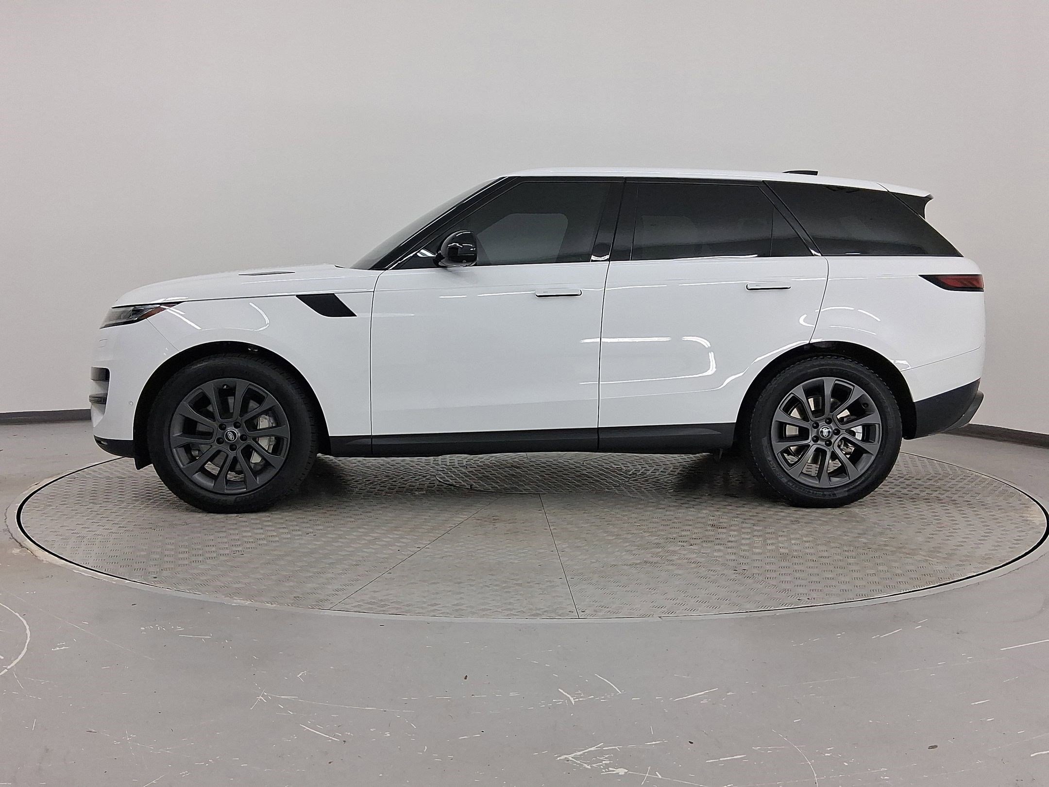 Used 2024 Land Rover Range Rover Sport SE image 2